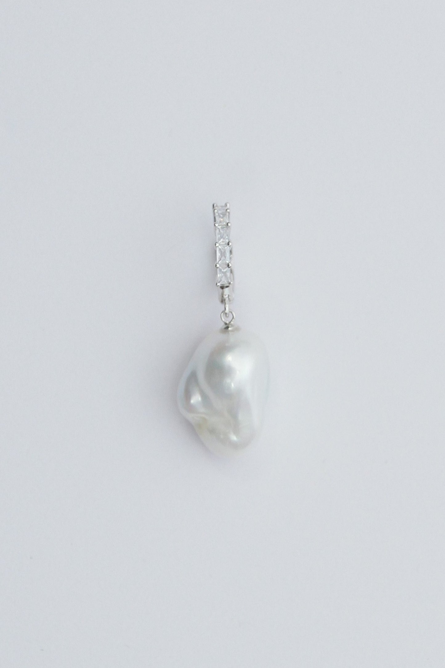 BAROQUE PEARL WHITE ZIRCONIA SLIM HOOP EARRING